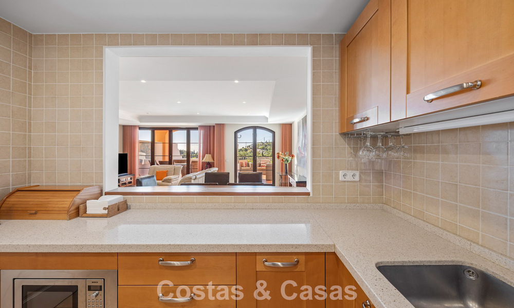 Ruim townhouse met prachtig golf- en zeezicht te koop, in een exclusieve golfurbanisatie in Benahavis - Marbella 775202