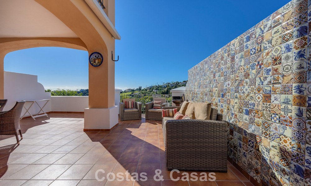 Ruim townhouse met prachtig golf- en zeezicht te koop, in een exclusieve golfurbanisatie in Benahavis - Marbella 775229