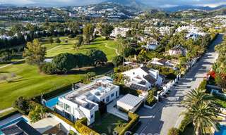 Luxueuze villa in moderne stijl te koop, grenzend aan de golfbaan in Nueva Andalucia, Marbella 775534 