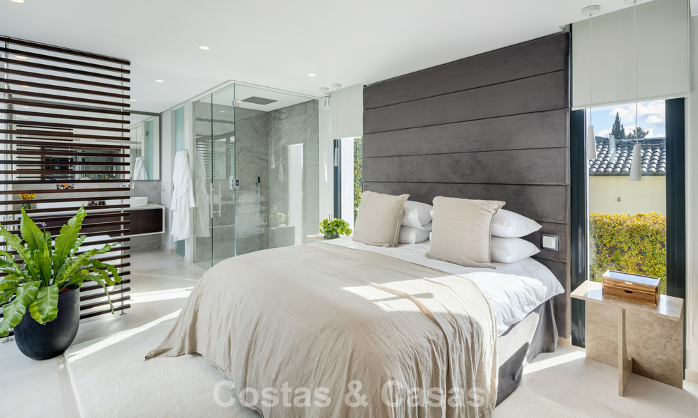 Luxueuze villa in moderne stijl te koop, grenzend aan de golfbaan in Nueva Andalucia, Marbella 775543