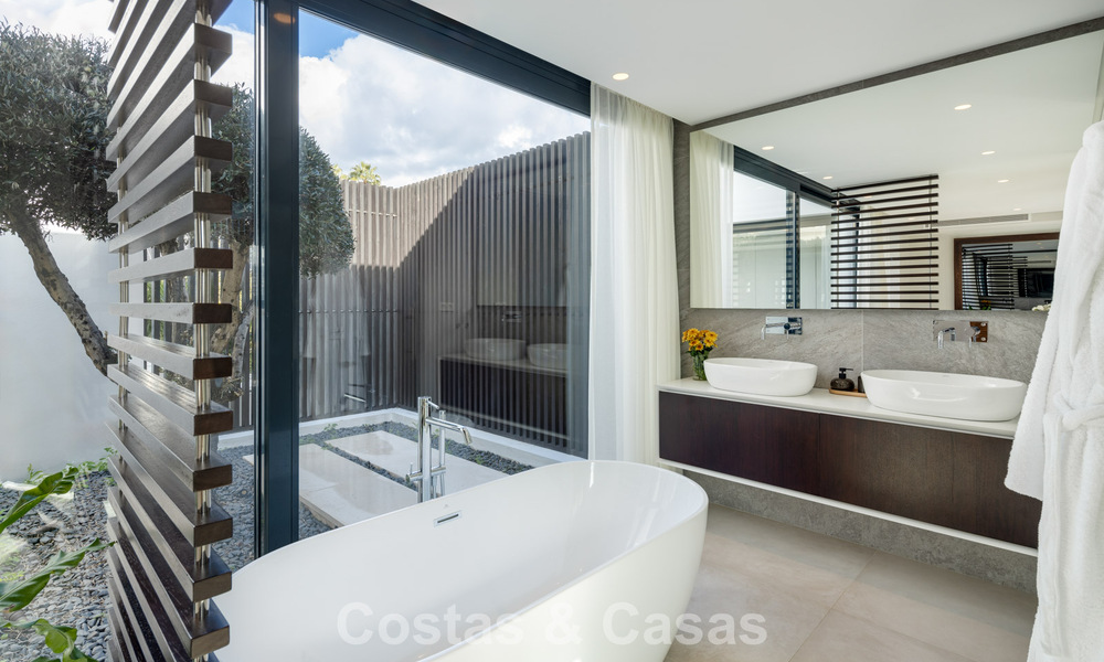 Luxueuze villa in moderne stijl te koop, grenzend aan de golfbaan in Nueva Andalucia, Marbella 775545