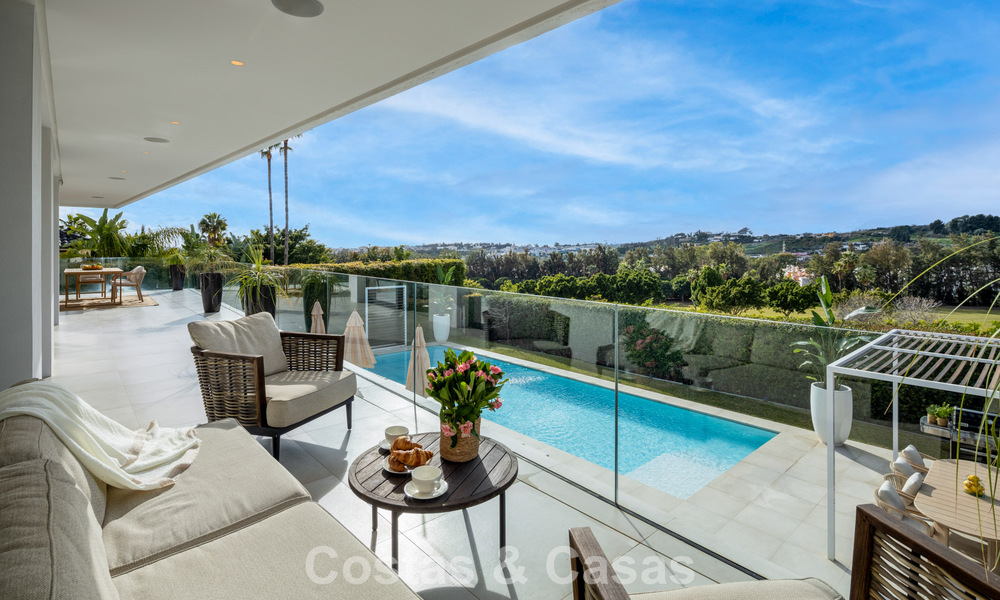 Luxueuze villa in moderne stijl te koop, grenzend aan de golfbaan in Nueva Andalucia, Marbella 775546