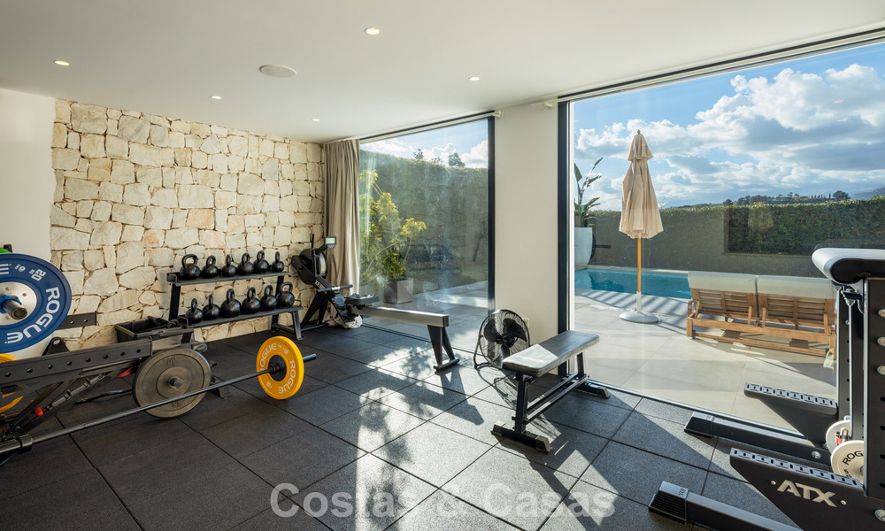 Luxueuze villa in moderne stijl te koop, grenzend aan de golfbaan in Nueva Andalucia, Marbella 775553