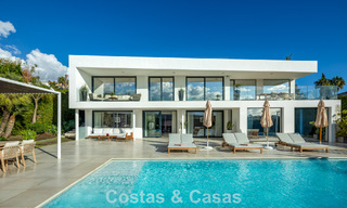 Luxueuze villa in moderne stijl te koop, grenzend aan de golfbaan in Nueva Andalucia, Marbella 775555 