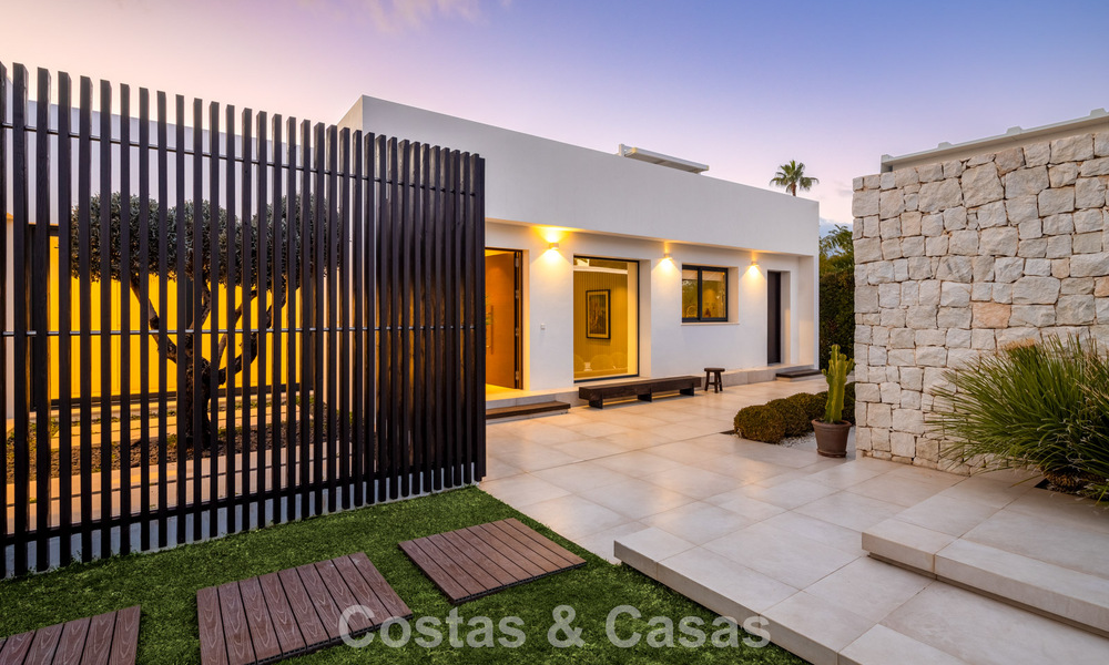 Luxueuze villa in moderne stijl te koop, grenzend aan de golfbaan in Nueva Andalucia, Marbella 775560