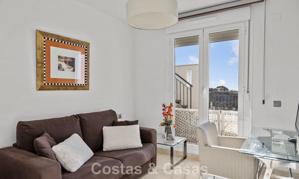 Instapklaar penthouse met panoramisch zeezicht in een mediterraan complex te koop in Benahavis - Marbella 775765