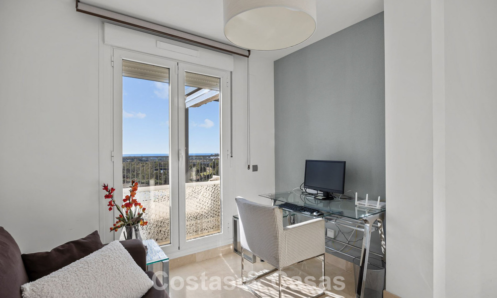 Instapklaar penthouse met panoramisch zeezicht in een mediterraan complex te koop in Benahavis - Marbella 775766