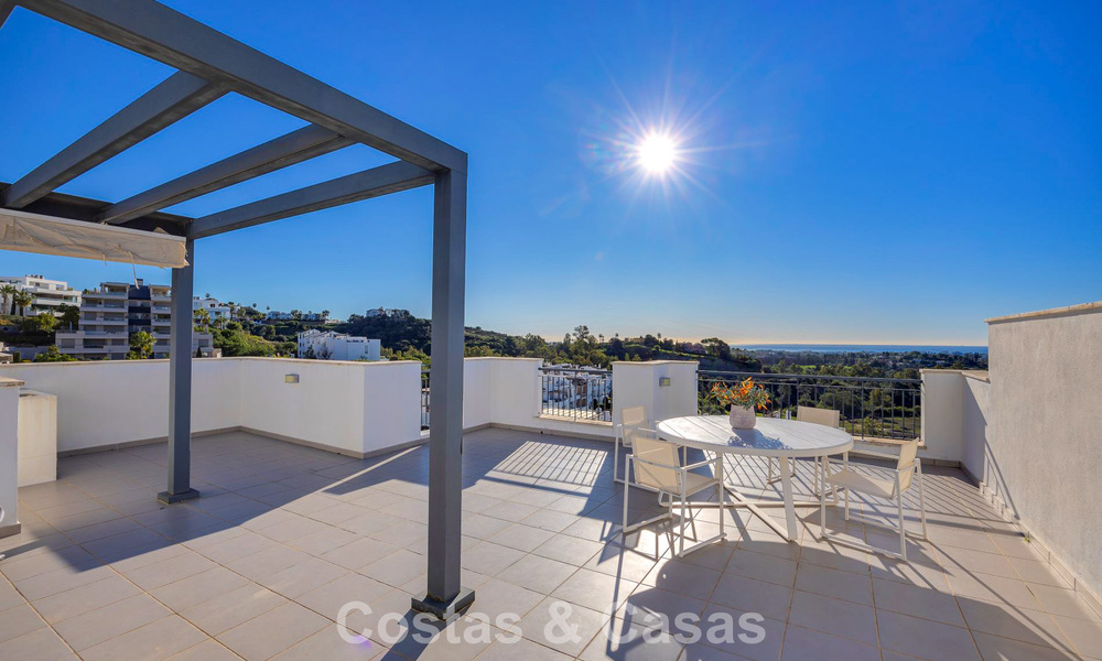 Instapklaar penthouse met panoramisch zeezicht in een mediterraan complex te koop in Benahavis - Marbella 775767