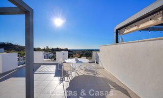 Instapklaar penthouse met panoramisch zeezicht in een mediterraan complex te koop in Benahavis - Marbella 775768 
