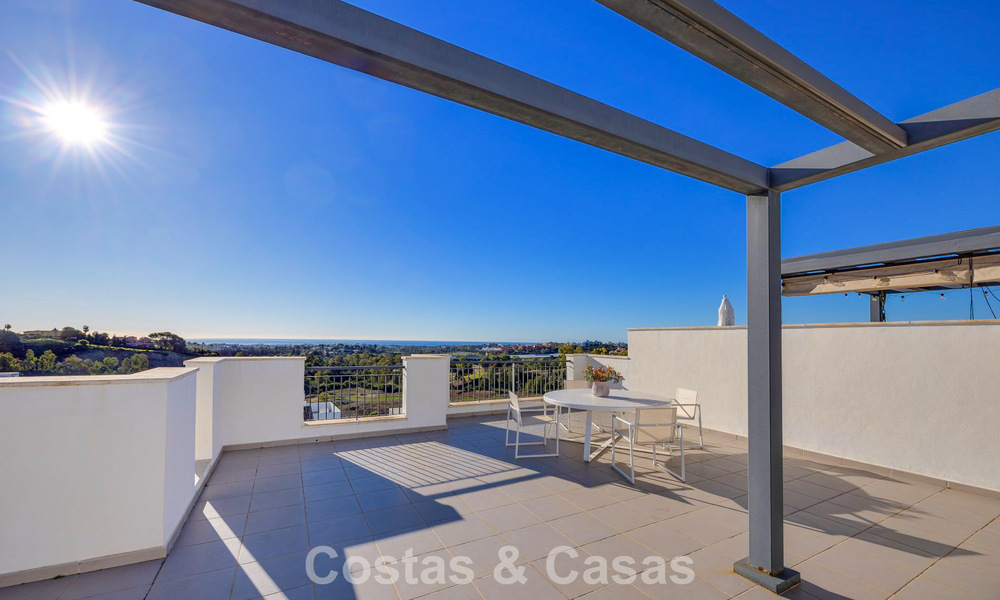 Instapklaar penthouse met panoramisch zeezicht in een mediterraan complex te koop in Benahavis - Marbella 775769