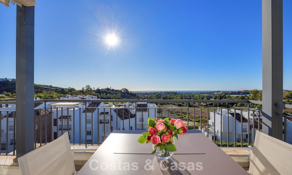 Instapklaar penthouse met panoramisch zeezicht in een mediterraan complex te koop in Benahavis - Marbella 775771