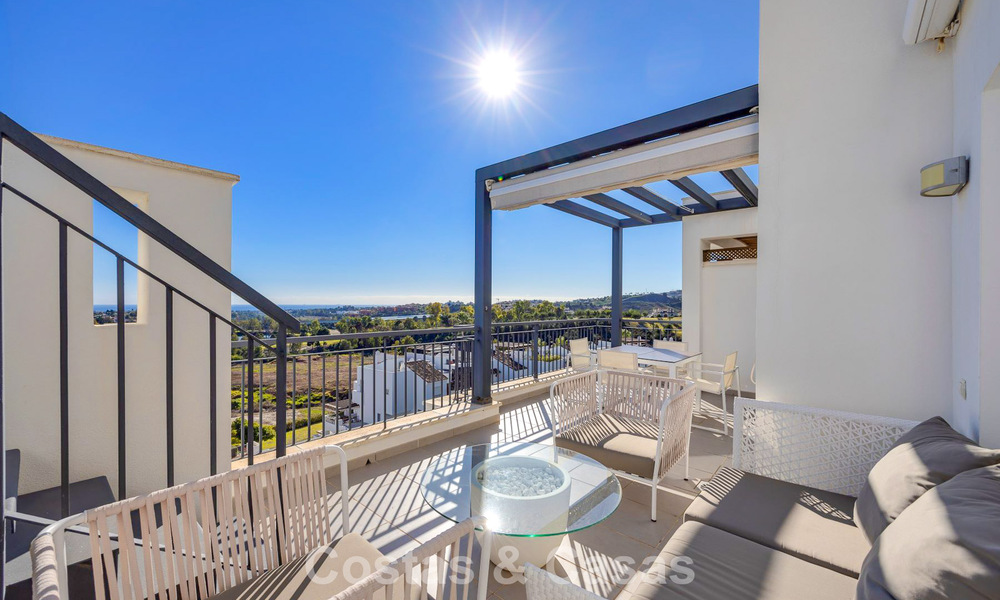 Instapklaar penthouse met panoramisch zeezicht in een mediterraan complex te koop in Benahavis - Marbella 775772