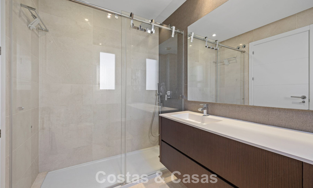 Instapklaar penthouse met panoramisch zeezicht in een mediterraan complex te koop in Benahavis - Marbella 775774