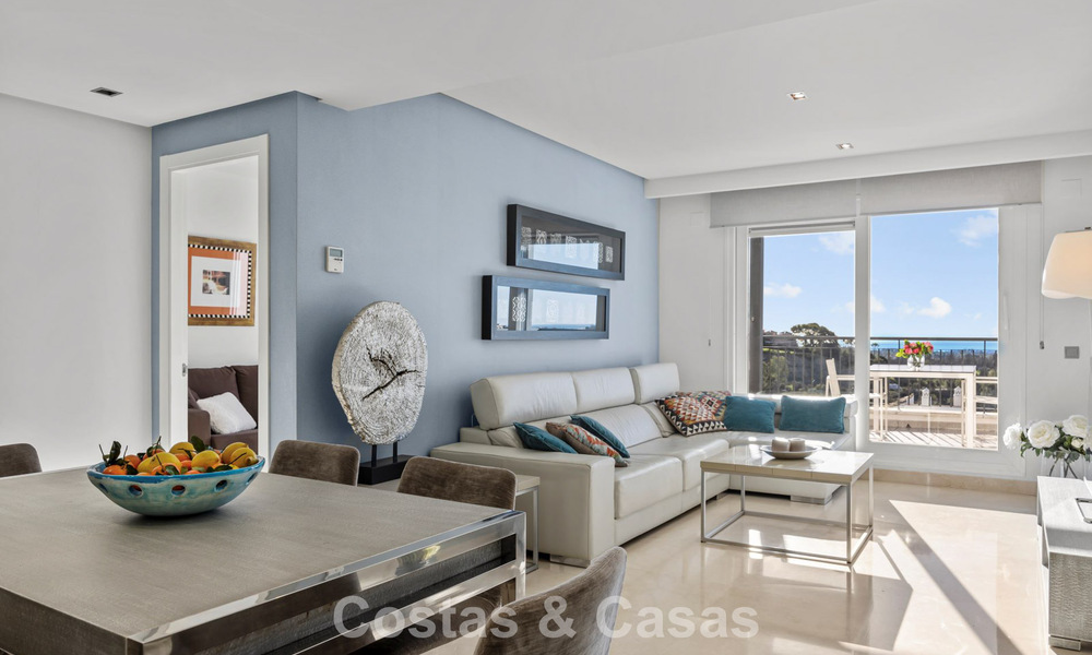 Instapklaar penthouse met panoramisch zeezicht in een mediterraan complex te koop in Benahavis - Marbella 775775