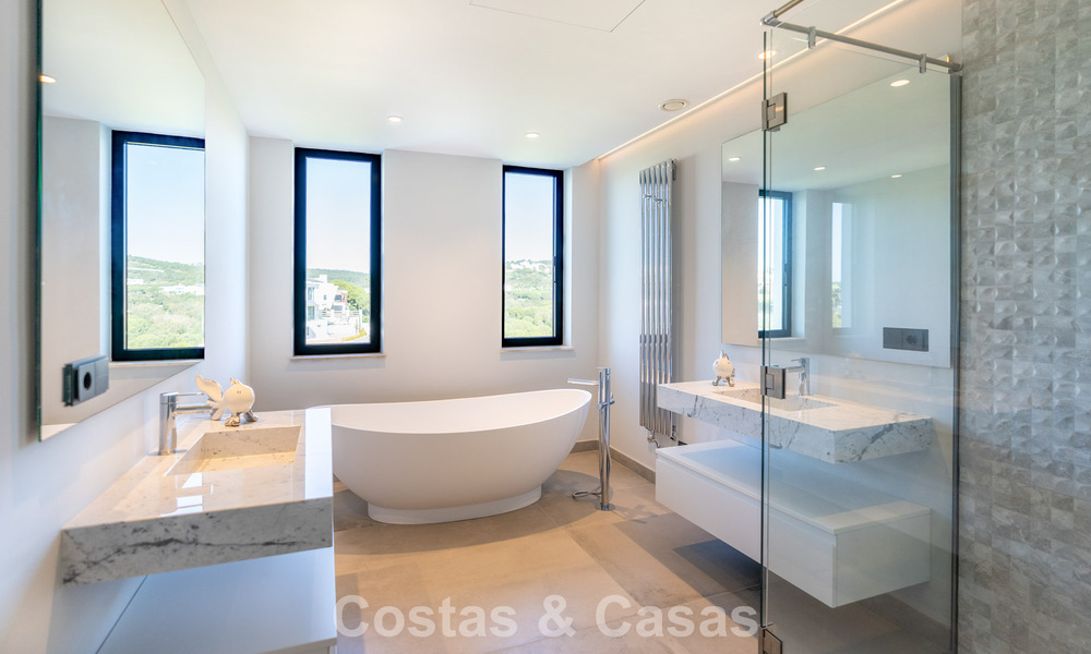 Gloednieuwe, moderne luxevilla te koop in vooraanstaande, omsloten community van Sotogrande, Costa del Sol 775732