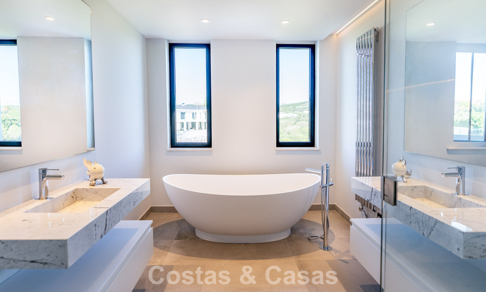 Gloednieuwe, moderne luxevilla te koop in vooraanstaande, omsloten community van Sotogrande, Costa del Sol 775733