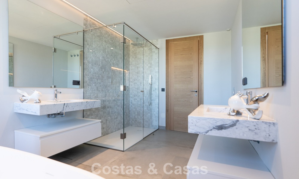 Gloednieuwe, moderne luxevilla te koop in vooraanstaande, omsloten community van Sotogrande, Costa del Sol 775734