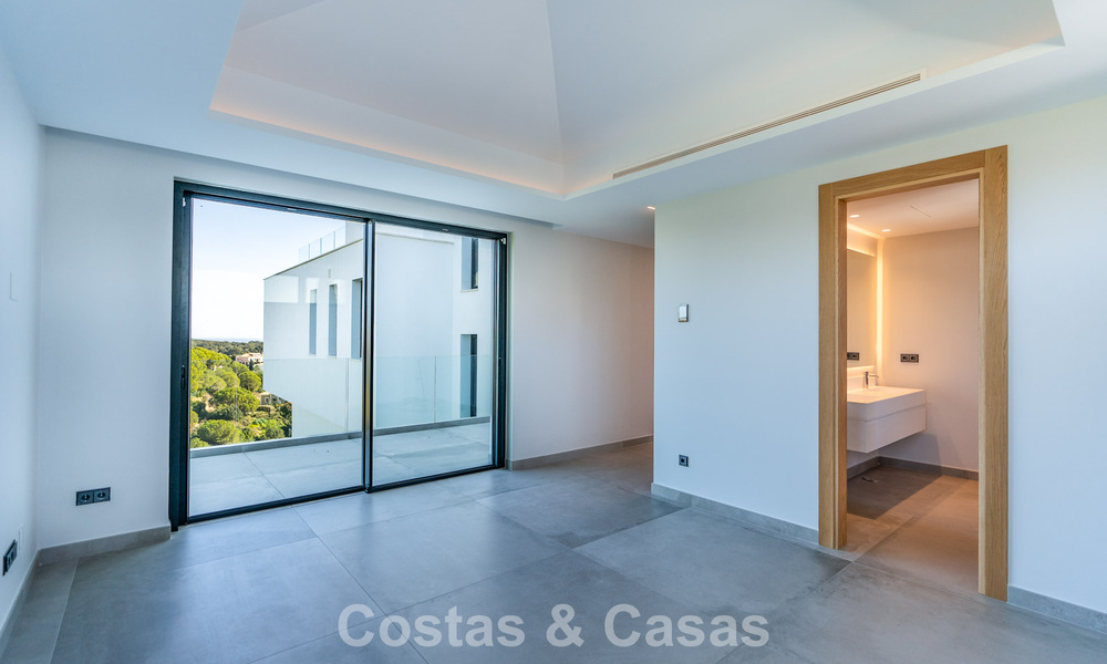Gloednieuwe, moderne luxevilla te koop in vooraanstaande, omsloten community van Sotogrande, Costa del Sol 775735