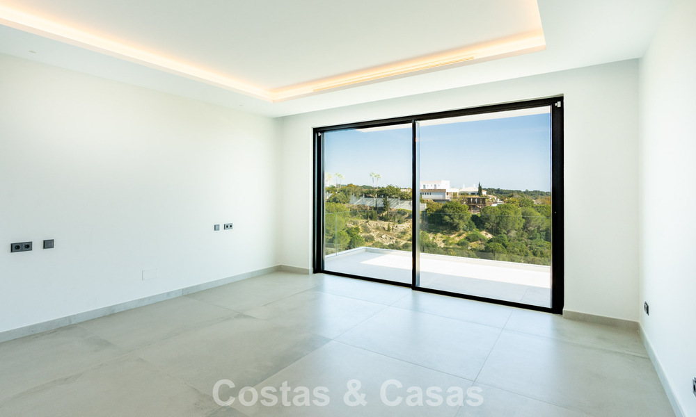 Gloednieuwe, moderne luxevilla te koop in vooraanstaande, omsloten community van Sotogrande, Costa del Sol 775738