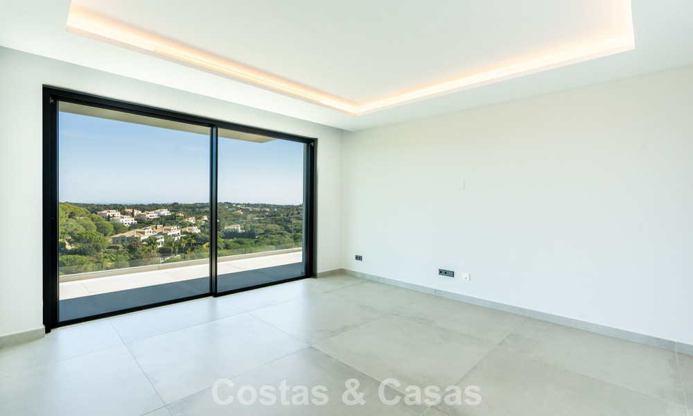 Gloednieuwe, moderne luxevilla te koop in vooraanstaande, omsloten community van Sotogrande, Costa del Sol 775739