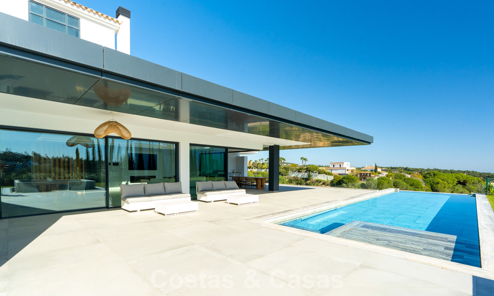 Gloednieuwe, moderne luxevilla te koop in vooraanstaande, omsloten community van Sotogrande, Costa del Sol 775744
