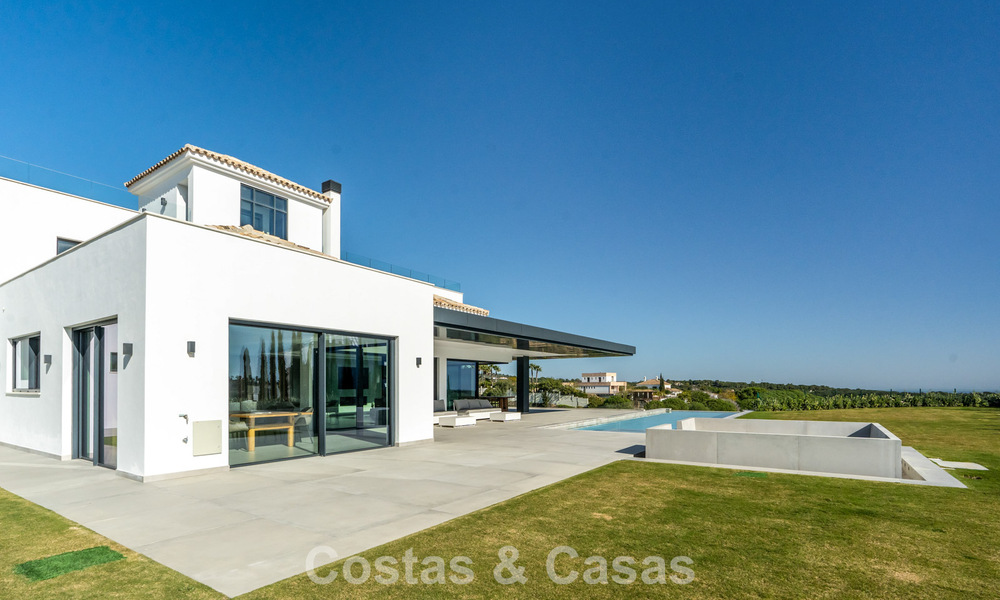 Gloednieuwe, moderne luxevilla te koop in vooraanstaande, omsloten community van Sotogrande, Costa del Sol 775746