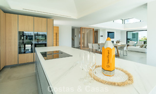 Gloednieuwe, moderne luxevilla te koop in vooraanstaande, omsloten community van Sotogrande, Costa del Sol 775750 