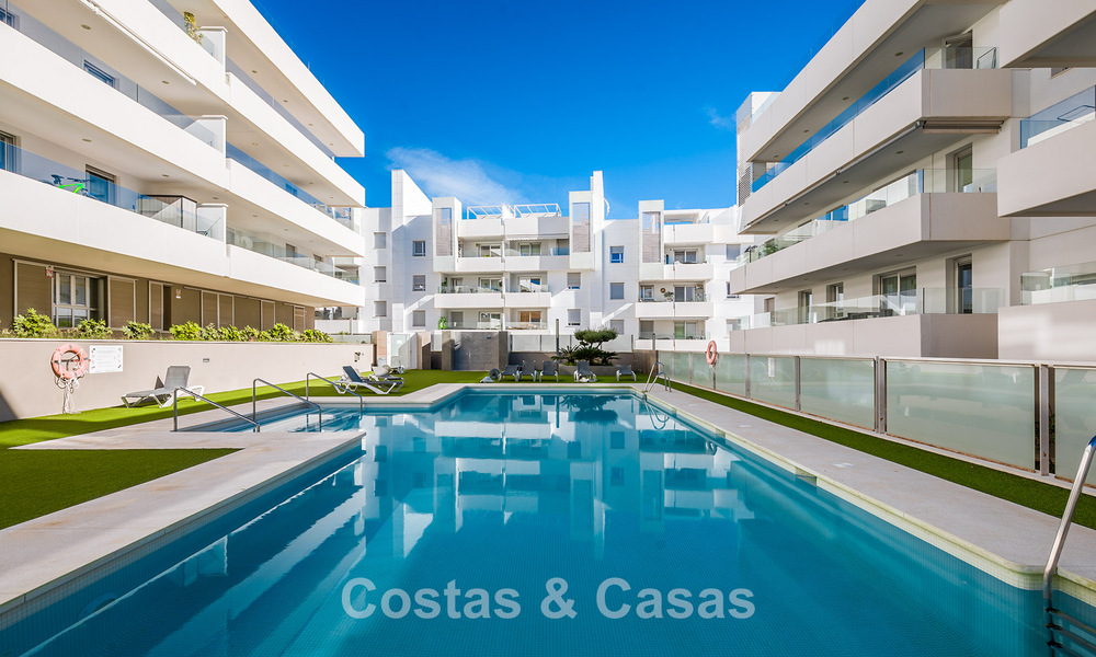 Beachside, eigentijds penthouse met groot solarium te koop in een modern complex in San Pedro, Marbella 775780