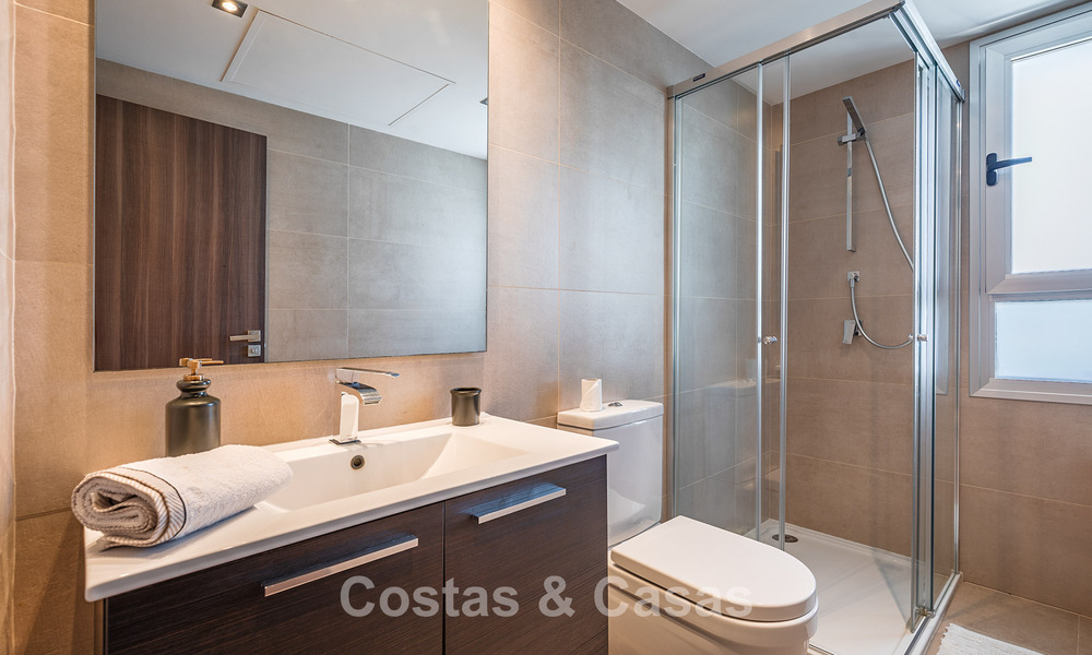 Beachside, eigentijds penthouse met groot solarium te koop in een modern complex in San Pedro, Marbella 775783