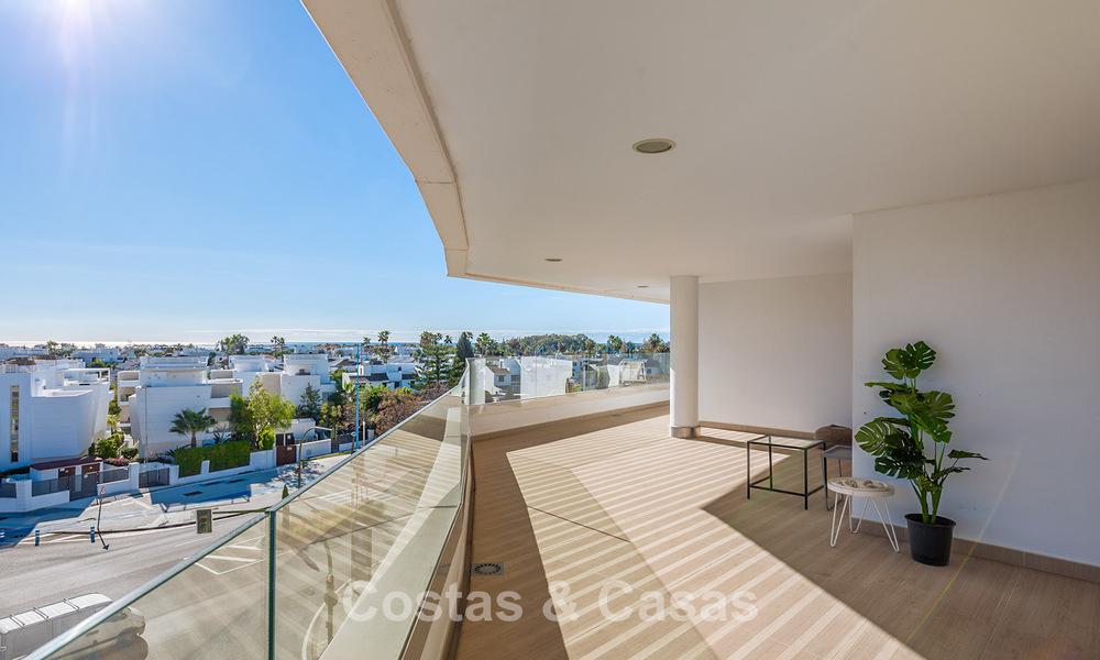 Beachside, eigentijds penthouse met groot solarium te koop in een modern complex in San Pedro, Marbella 775793
