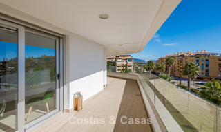 Beachside, eigentijds penthouse met groot solarium te koop in een modern complex in San Pedro, Marbella 775798 