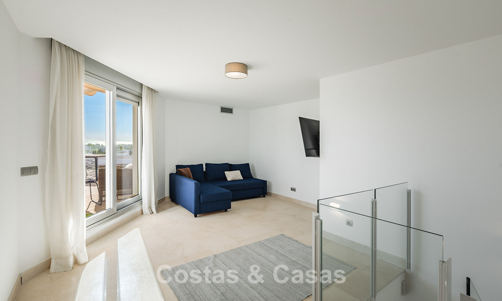 Beachside, eigentijds penthouse met groot solarium te koop in een modern complex in San Pedro, Marbella 775801