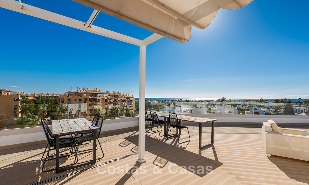 Beachside, eigentijds penthouse met groot solarium te koop in een modern complex in San Pedro, Marbella 775805