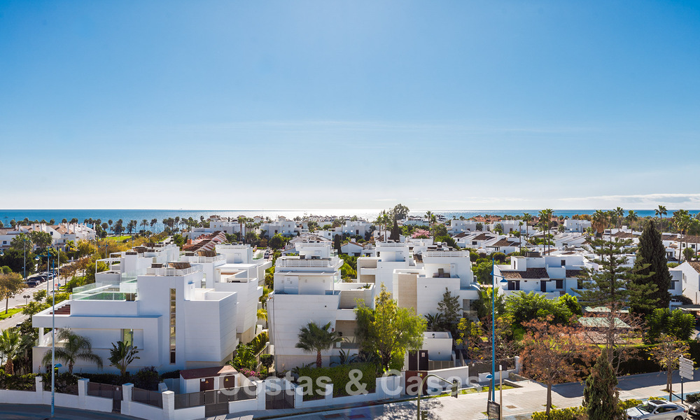 Beachside, eigentijds penthouse met groot solarium te koop in een modern complex in San Pedro, Marbella 775811