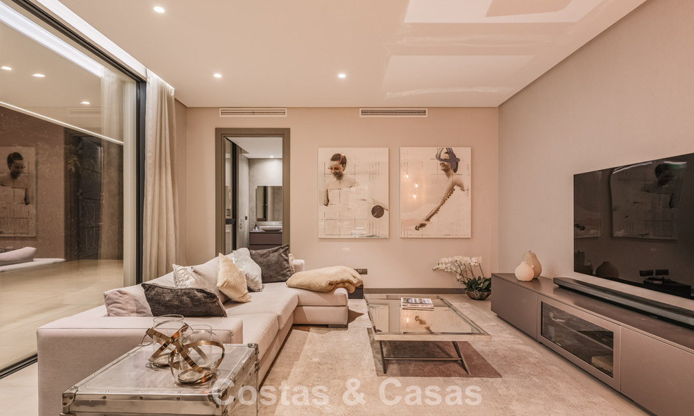 Modernistische luxevilla met zeezicht te koop in de exclusieve en beveiligde omgeving van El Madroñal, Marbella - Benahavis 775883