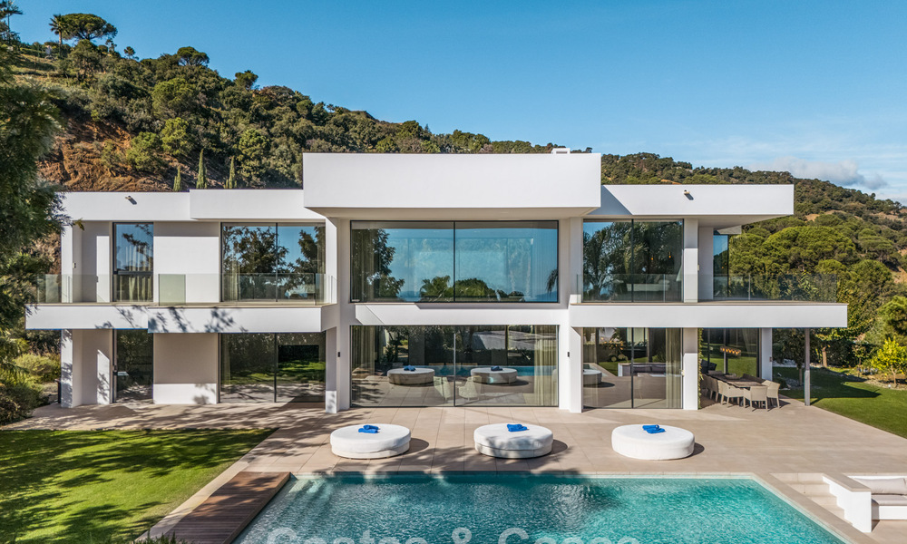 Modernistische luxevilla met zeezicht te koop in de exclusieve en beveiligde omgeving van El Madroñal, Marbella - Benahavis 775891