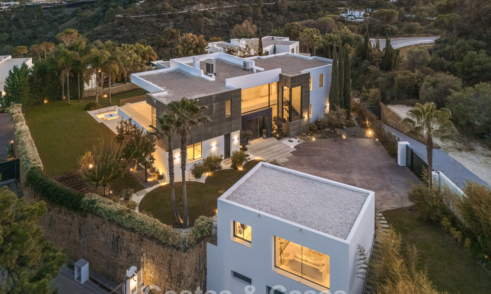 Modernistische luxevilla met zeezicht te koop in de exclusieve en beveiligde omgeving van El Madroñal, Marbella - Benahavis 775894
