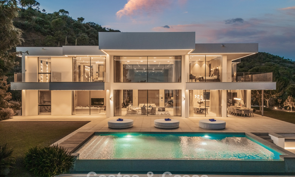 Modernistische luxevilla met zeezicht te koop in de exclusieve en beveiligde omgeving van El Madroñal, Marbella - Benahavis 775895