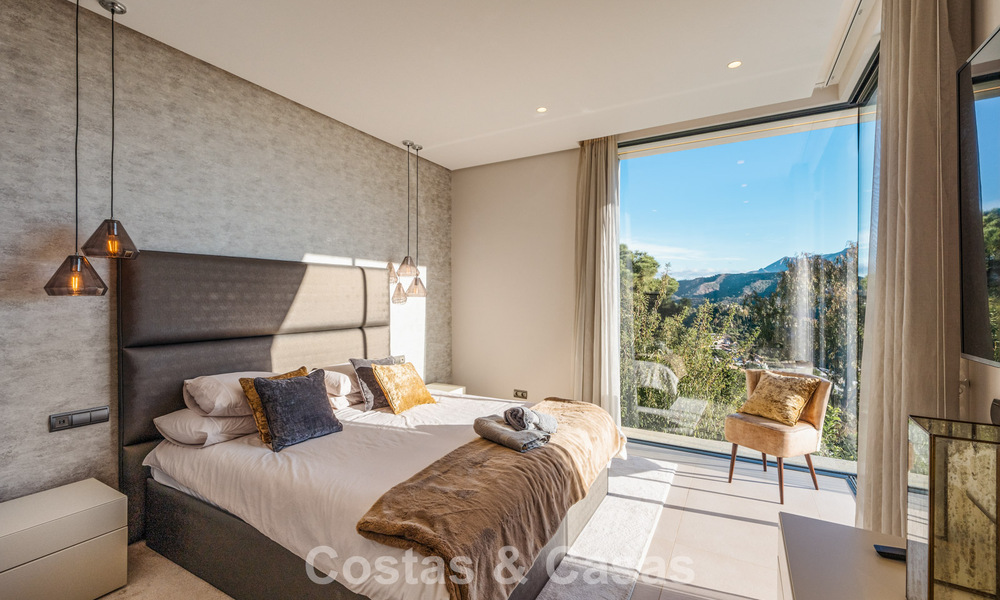 Modernistische luxevilla met zeezicht te koop in de exclusieve en beveiligde omgeving van El Madroñal, Marbella - Benahavis 775896