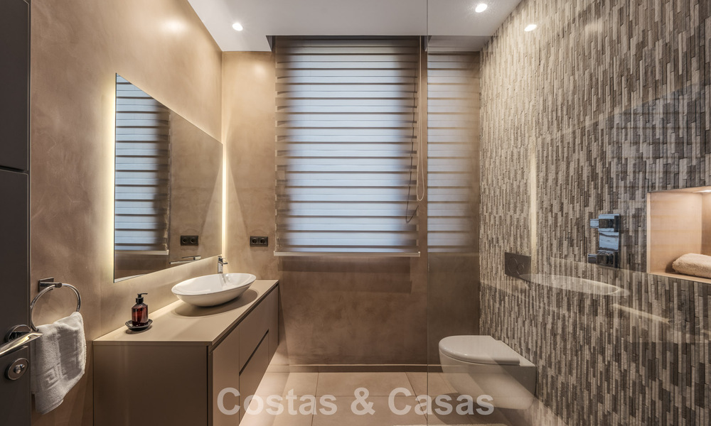 Modernistische luxevilla met zeezicht te koop in de exclusieve en beveiligde omgeving van El Madroñal, Marbella - Benahavis 775900