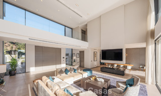 Modernistische luxevilla met zeezicht te koop in de exclusieve en beveiligde omgeving van El Madroñal, Marbella - Benahavis 775907 