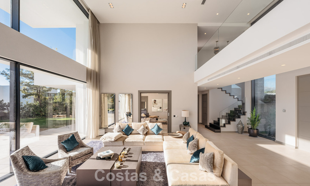 Modernistische luxevilla met zeezicht te koop in de exclusieve en beveiligde omgeving van El Madroñal, Marbella - Benahavis 775908