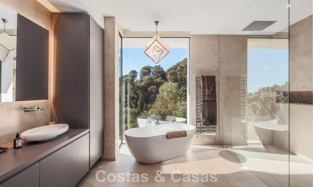 Modernistische luxevilla met zeezicht te koop in de exclusieve en beveiligde omgeving van El Madroñal, Marbella - Benahavis 775911