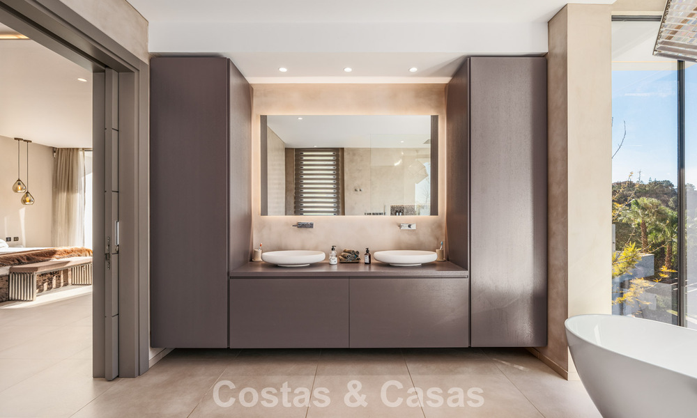 Modernistische luxevilla met zeezicht te koop in de exclusieve en beveiligde omgeving van El Madroñal, Marbella - Benahavis 775912
