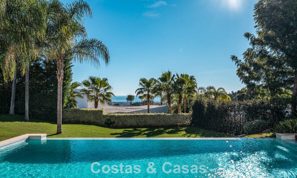 Modernistische luxevilla met zeezicht te koop in de exclusieve en beveiligde omgeving van El Madroñal, Marbella - Benahavis 775921