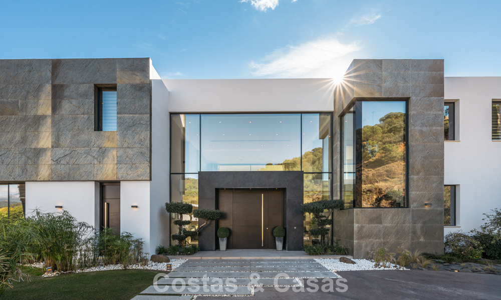Modernistische luxevilla met zeezicht te koop in de exclusieve en beveiligde omgeving van El Madroñal, Marbella - Benahavis 775922