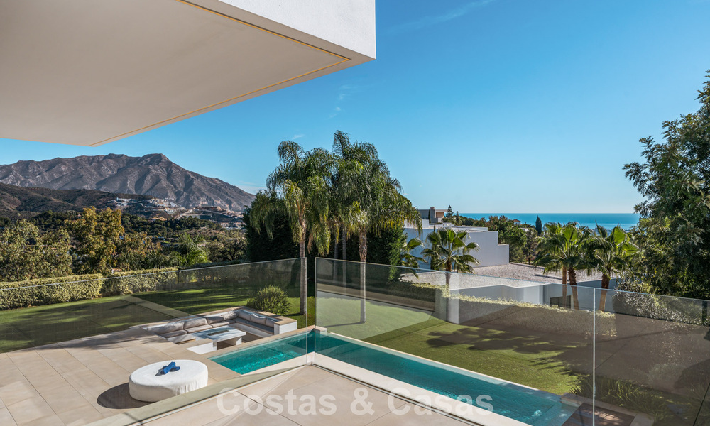 Modernistische luxevilla met zeezicht te koop in de exclusieve en beveiligde omgeving van El Madroñal, Marbella - Benahavis 775923