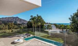 Modernistische luxevilla met zeezicht te koop in de exclusieve en beveiligde omgeving van El Madroñal, Marbella - Benahavis 775923 