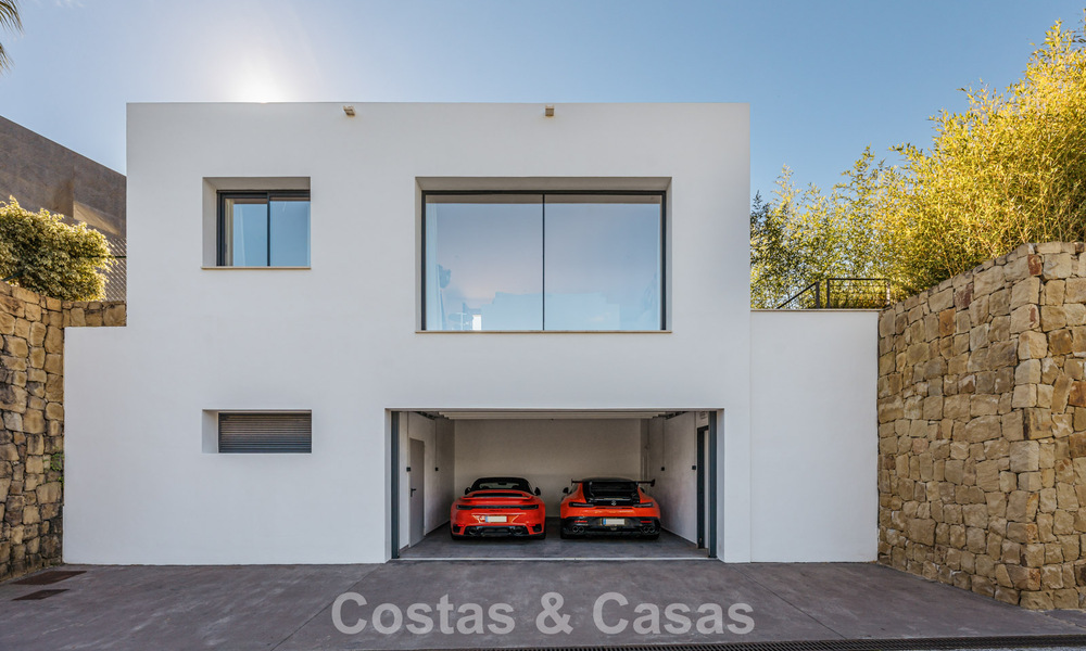 Modernistische luxevilla met zeezicht te koop in de exclusieve en beveiligde omgeving van El Madroñal, Marbella - Benahavis 775925