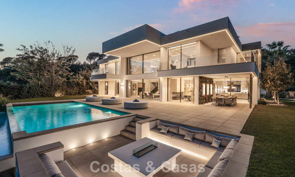 Modernistische luxevilla met zeezicht te koop in de exclusieve en beveiligde omgeving van El Madroñal, Marbella - Benahavis 775928